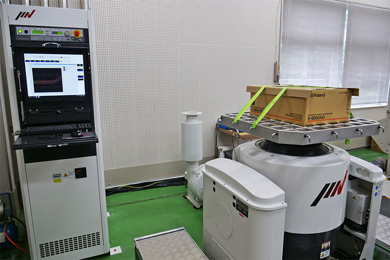 Vibration tests are conducted both on the Roland product and in packaging.