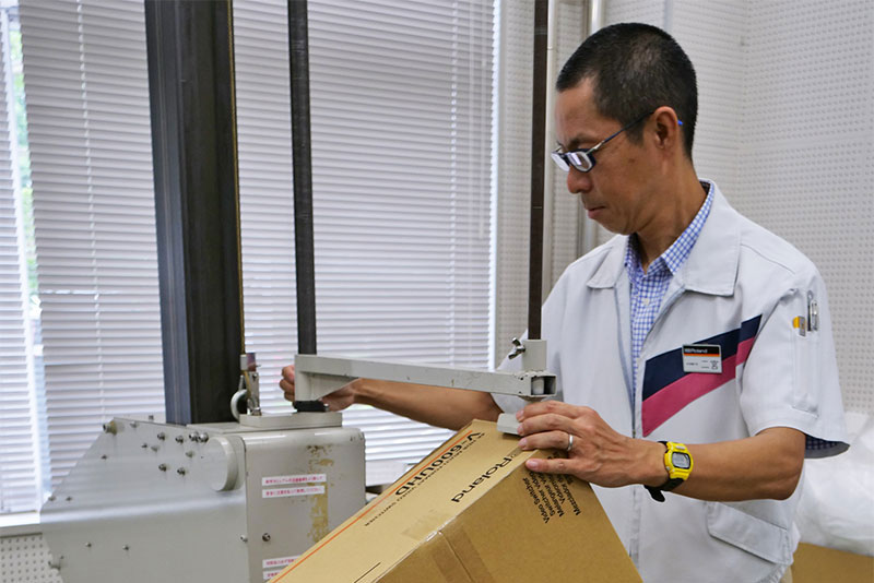 Drop tests are performed from various sides, including diagonally on the corner. The product inside is then checked for damage.