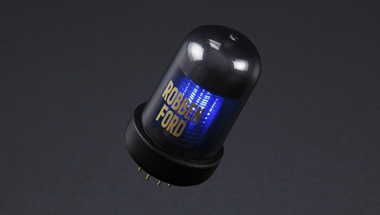 著名ギタリスト ロベン・フォードの特徴的なギターサウンドを本人と共同開発